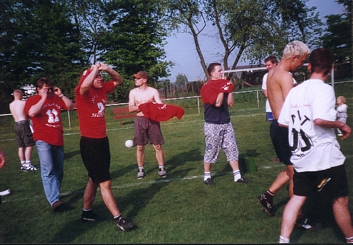 Trikottausch nach dem Spiel der FFW gegen den AVT
